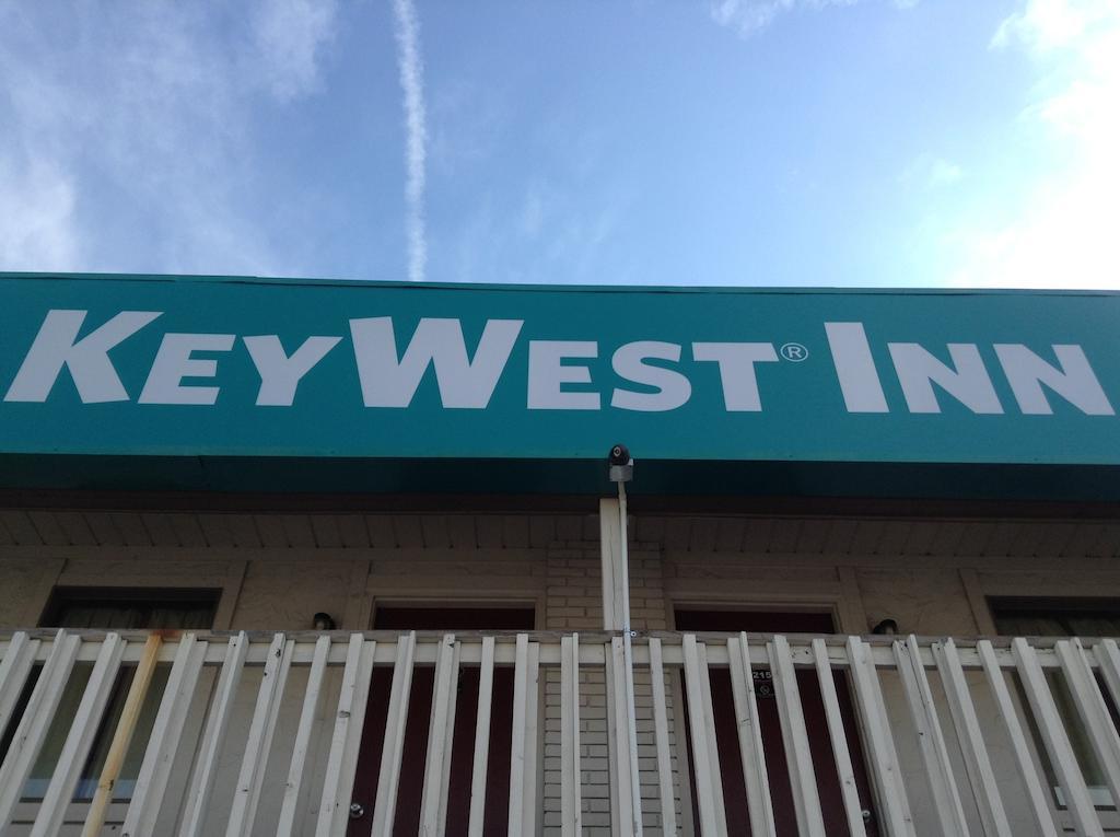 Key West Inn - Hobart เมอร์ริลวิลล์ ภายนอก รูปภาพ