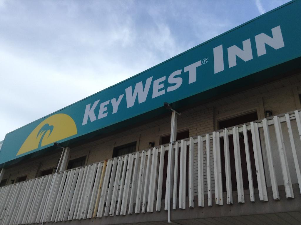 Key West Inn - Hobart เมอร์ริลวิลล์ ภายนอก รูปภาพ