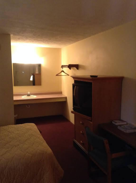 Key West Inn - Hobart เมอร์ริลวิลล์ ภายนอก รูปภาพ